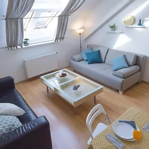 https://modern-apartments-opatovicka.praguehotelsweb.com